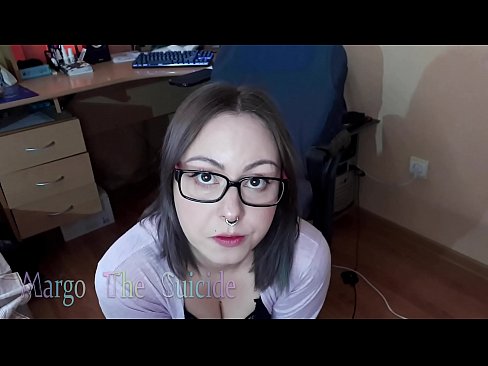 ❤️ Sexy Girl with Glasses Sucks Dildo Deeply on Camera Pornografia dura à noi ️❤